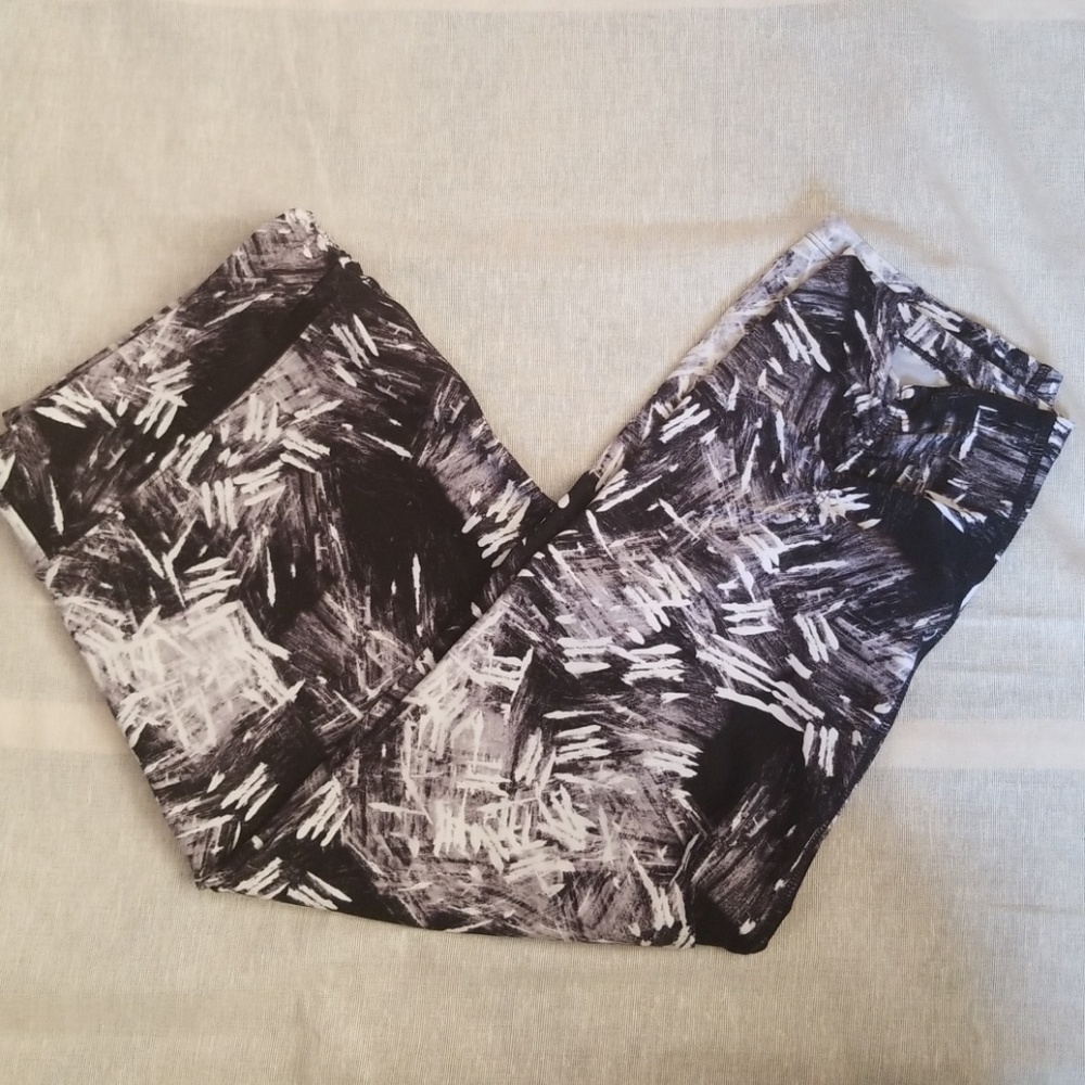 Calvin Klein Black/White Capri - Large